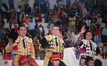 Sebastián Vargas en Andas por la puerta de Tetepangode
