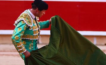 Antonio Ferrera: La Razón Por La Que Lleva Capotes De Colores