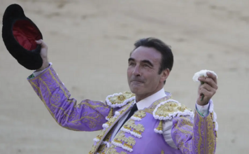 La salida de Enrique Ponce por la Puerta Grande de Las Ventas, en su adiós a Madrid (Vídeo)