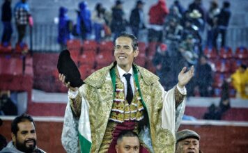 DIEGO SILVETI SALE EN HOMBROS EN EL CIERRE DE LA FERIA DE PACHUCA.