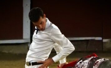 Cali: La Lente de Juan Pablo Garzón, Las Luces en la Oscuridad