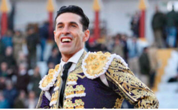 Talavante se impone con rotundidad y Juan Ortega vuelve a hacer el toreo para cerrar feria