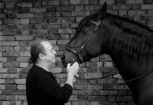 “El Caballo le Entrega Todo al Hombre”