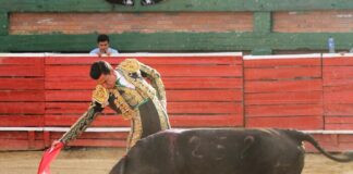 Une (C/marca) abrió la Puerta Grande al Temple y al Mando