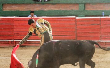 Une (C/marca) abrió la Puerta Grande al Temple y al Mando