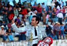 Dos Orejas y Salida a Hombros para César Manotas