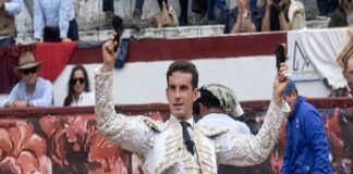 Latacunga: Fernando Adrián Conquista, Puerta Grande con “El Chechu”