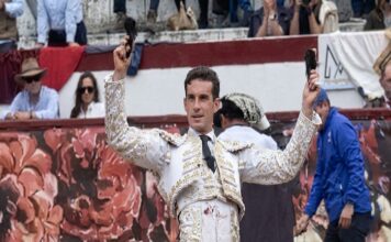 Latacunga: Fernando Adrián Conquista, Puerta Grande con “El Chechu”